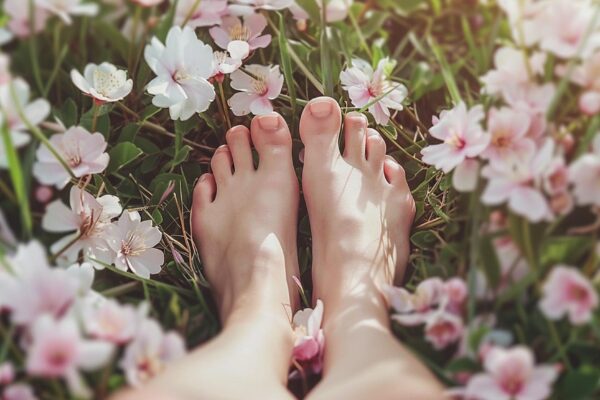 Pedichiură de primăvară: nuanțe pastelate și modele delicate