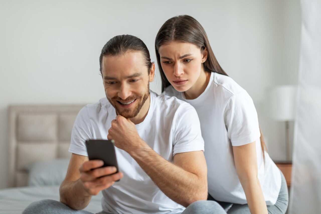 Este normal să nu îți postezi partenerul pe social media?