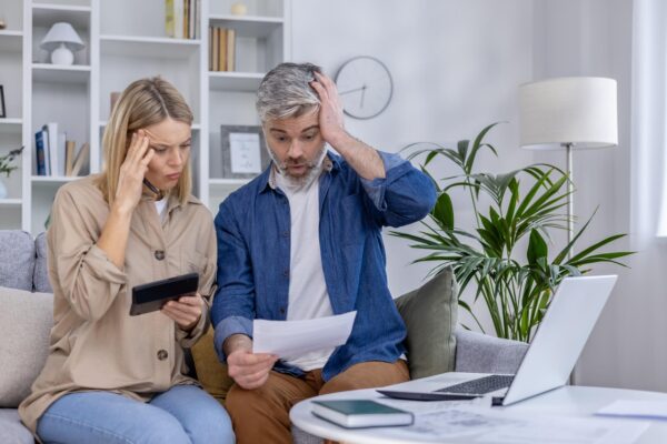 Ce faci când unul dintre parteneri economisește, iar celălalt cheltuiește mai mult