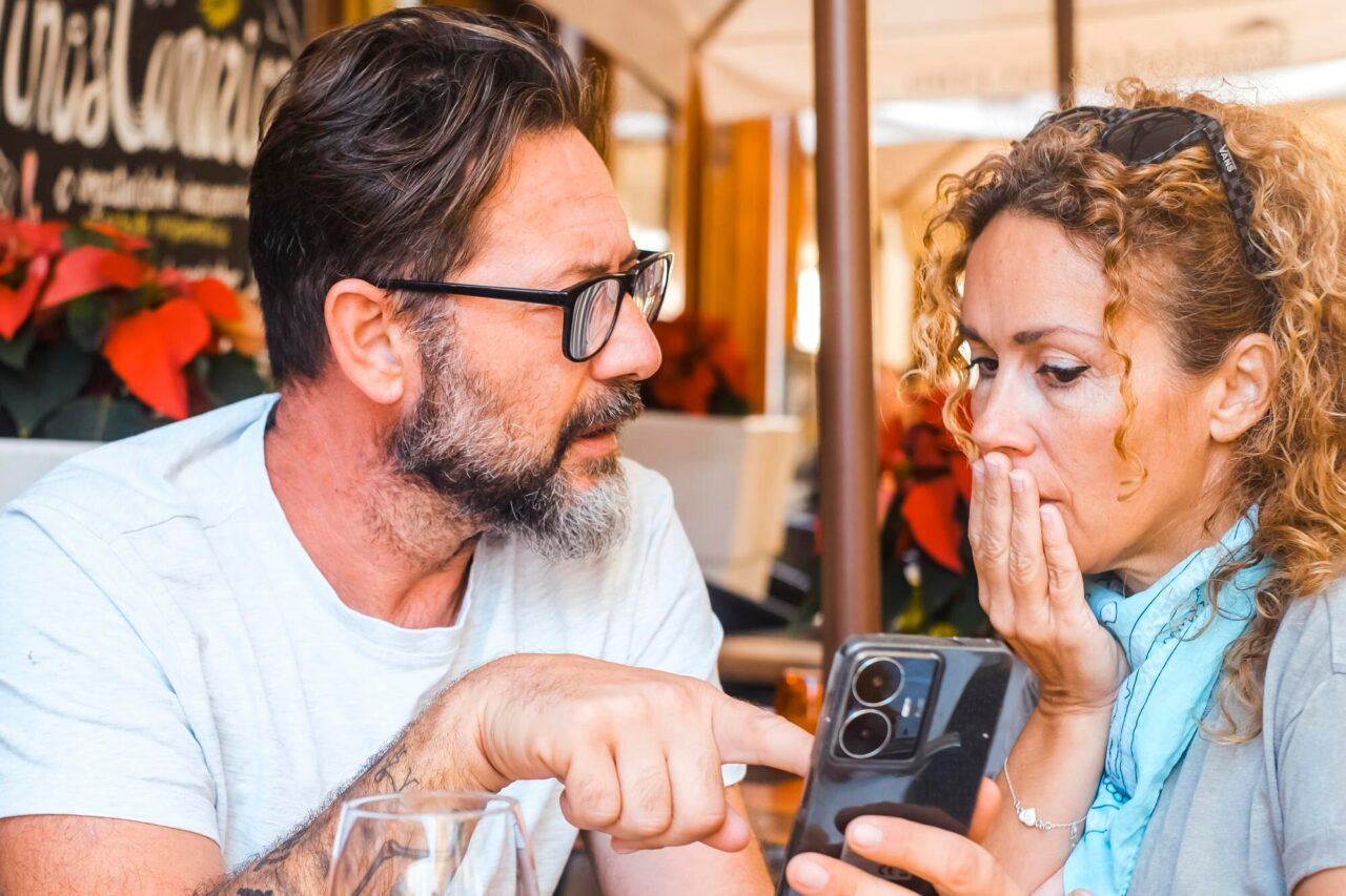 Când conversațiile online cu altcineva pot deveni o problemă pentru cuplu
