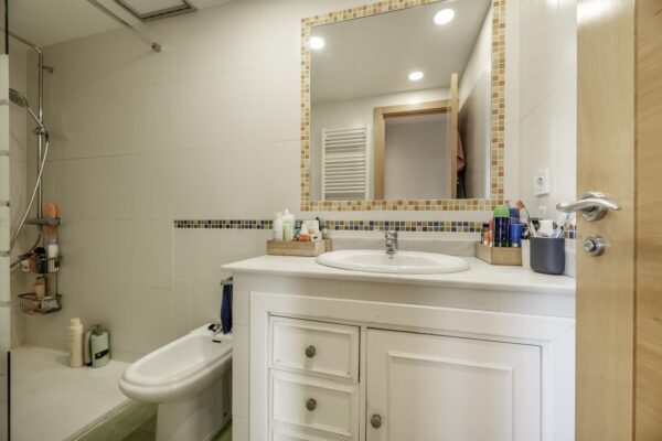 Cum alegi oglinda potrivită pentru o baie mică
