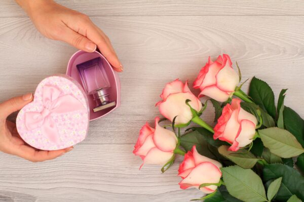 Parfumuri cadou pentru aniversare: ce aromă alegi pentru o femeie