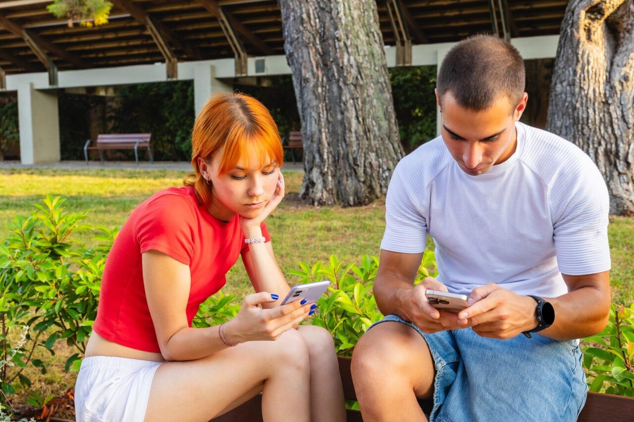 Telefonul între voi: semnele că tehnologia începe să afecteze relația