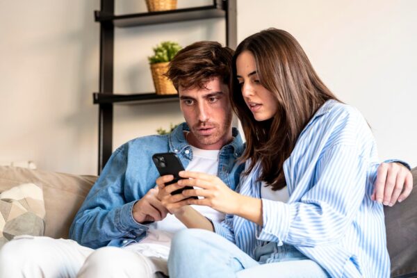 Cât de mult ar trebui să știe partenerul despre conversațiile tale private