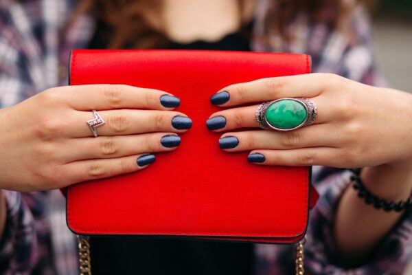 Velvet nails: ojă magnetică, efect de catifea și nuanțele care ies cel mai bine