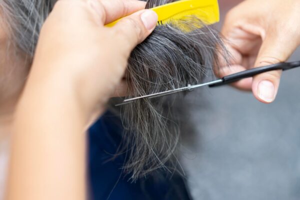 Cum discuți cu hairstylistul despre integrarea firelor albe în culoarea părului