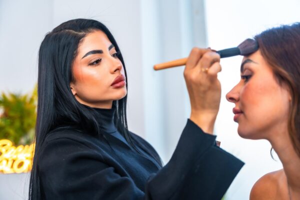 Machiaj pentru față pătrată: cum lucrezi cu liniile naturale ale trăsăturilor