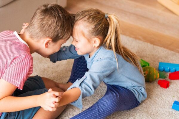 Copiii trebuie să împartă tot? Cum stabilești reguli pentru lucrurile personale