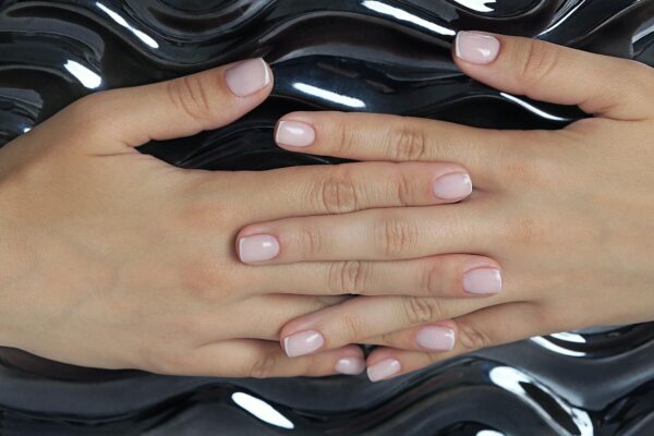 Glass nails: efectul de sticlă, explicat pas cu pas