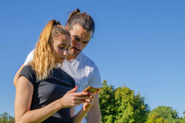 Partenerul îți citește mesajele și răspunde în numele tău: cum recunoști controlul digital